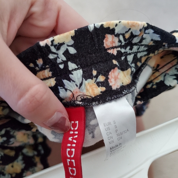 H&M Divided Floral Lace Hem Shorts - Picture 6 of 6
